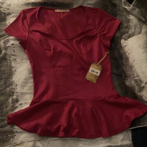 Plain pink shirt, in size Large but looks like it’ll fit a Medium, - Picture 2 of 5